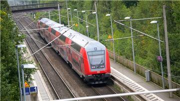 Ein Regionalzug der Deutschen Bahn fährt durch einen Bahnhof.