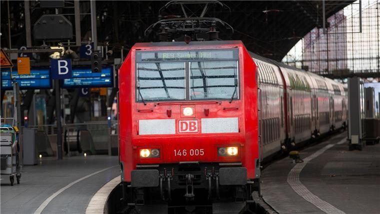 Unwetter: Strecke von Hamburg nach Bremen weiterhin gesperrt Ein Regionalzug fährt ein.