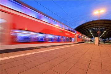 Ein Regionalzug fährt in einen Bahnhof ein.