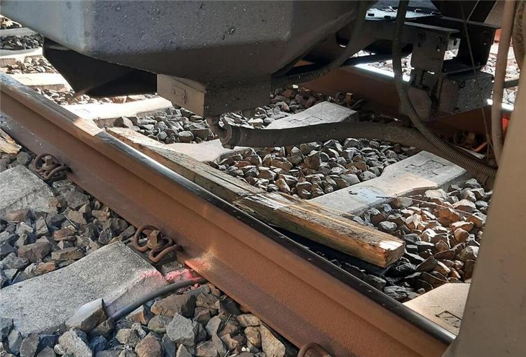 Unbekannte legen in Bremerhaven Gegenstände aufs Gleis: Zug macht Notbremsung Ein Zug überfährt eine Dachlatte auf den Gleisen.