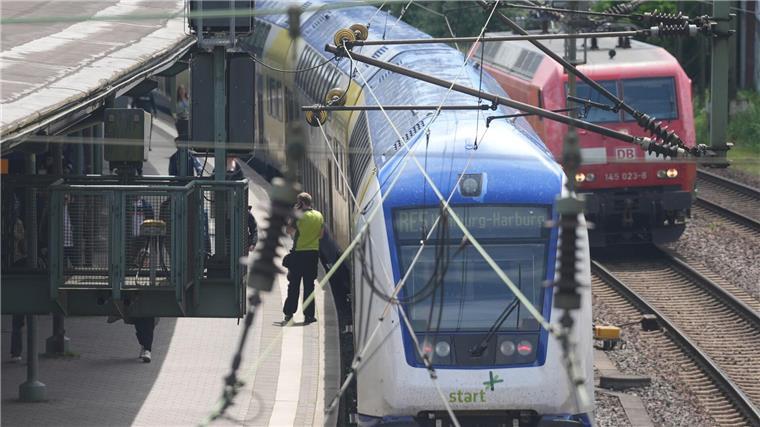 Hamburg und Niedersachsen: Bauarbeiten behindern Bahnverkehr Ein Regionalzug steht auf einem Gleis im Bahnhof Harburg im Stadtteil Harburg.