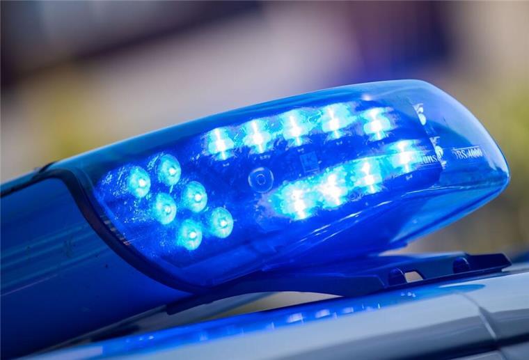 Hamburg: Autofahrer rammt Außenbereich eines Restaurants Ein Blaulicht leuchtet auf dem Dach eines Streifenwagens der Polizei.