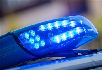 Ein Blaulicht leuchtet auf dem Dach eines Streifenwagens der Polizei.
