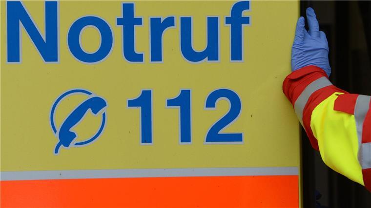 Pflegeheimbewohner zündet sich versehentlich selbst an Ein Rettungsassistent vom Rettungsdienst des Arbeiter-Samariter-Bundes (ASB) steigt in einen Rettungswagen.