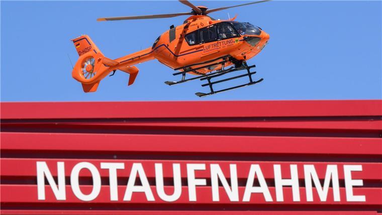 Krankenhausreform: Philippi fordert mehr „Beinfreiheit“ Ein Rettungshubschrauber der Luftrettung fliegt über der Notaufnahme der Medizinischen Hochschule Hannover MHH.