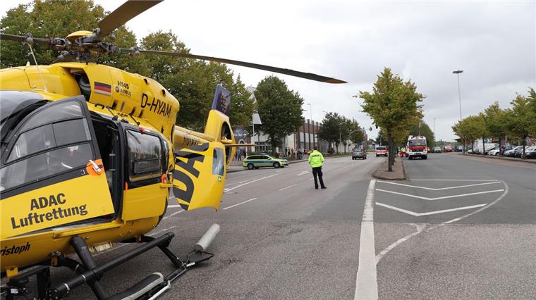 Frau in Cuxhaven in Flammen: Polizei nennt weitere Details Ein Rettungshubschrauber des ADAC sowie zahlreiche Einsatzkräfte waren am Montagmittag vor dem Real-Markt in Cuxhaven im Einsatz.