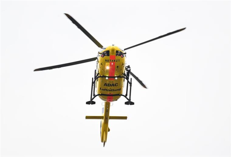 Offenwarden: Rennradfahrer nach Frontalcrash mit Auto lebensgefährlich verletzt Ein Rettungshubschrauber des ADAC (Symbolbild)