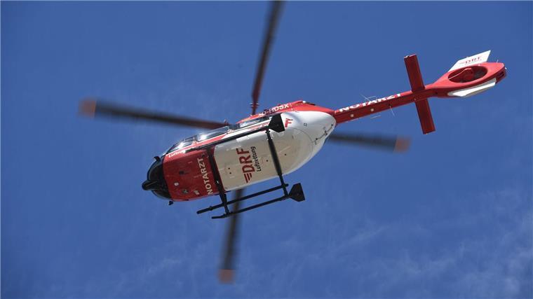 Zehnjährige in Lebensgefahr nach Unfall auf Aller Ein Rettungshubschrauber fliegt am Himmel.