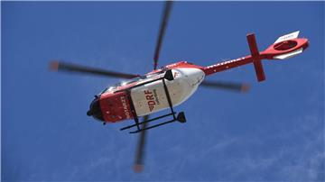 Ein Rettungshubschrauber fliegt am Himmel.