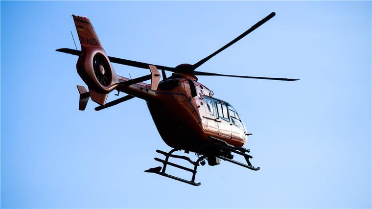 Sechs Verletzte bei Frontalzusammenstoß Ein Rettungshubschrauber fliegt einen der Verletzten in eine Klinik. (Symbolbild)