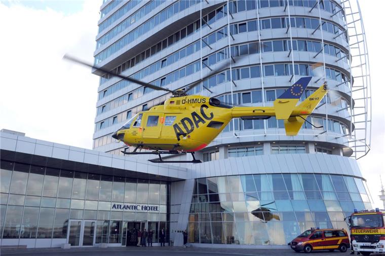 Bremen: Rettungshubschrauber muss abgeschleppt werden Ein Rettungshubschrauber ist am Osterdeich in Bremen gelandet und konnte nicht mehr starten.