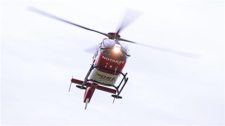 Ultraleichtflugzeug stürzt ab: Pilot verletzt Ein Rettungshubschrauber setzt zur Landung an.