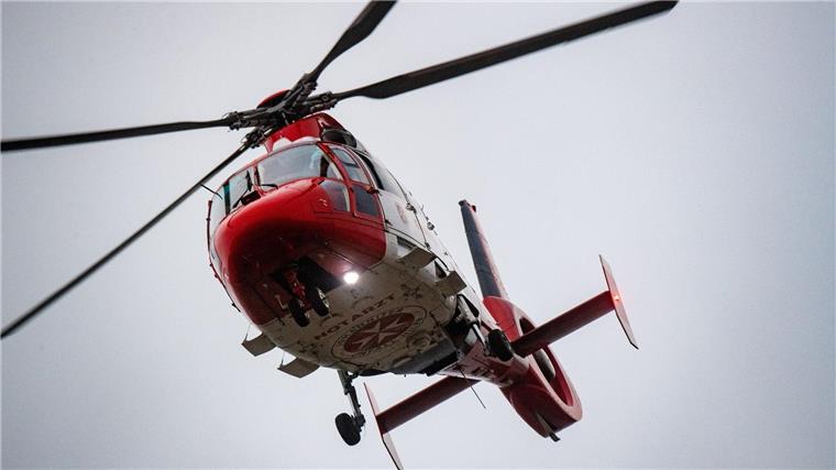 Ein Rettungshubschrauber setzt zur Landung auf dem Flugplatz einer Klinik an.