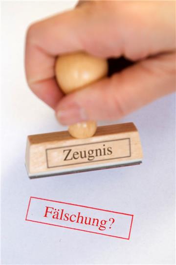 Ein Rettungssanitäter soll Urkunden gefälscht haben.