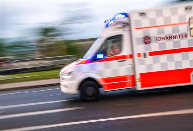 Von Straßenbahn erfasst: Fußgänger in Bremen schwer verletzt Ein Rettungswagen auf Einsatzfahrt.