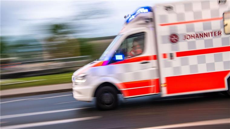 Motorradfahrer übersehen: 43-Jähriger wird schwer verletzt Ein Rettungswagen auf Einsatzfahrt.