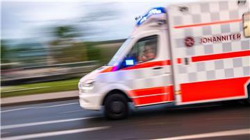 Ein Rettungswagen auf Einsatzfahrt.