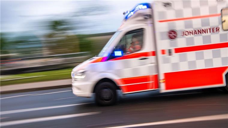 Fachanwältin: Radlader zum Verrichten von Arbeiten bestimmt Ein Rettungswagen auf Einsatzfahrt.