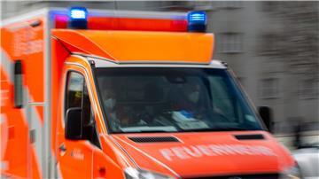 Ein Rettungswagen der Feuerwehr fährt auf einer Straße.