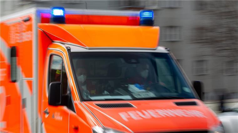 Baby kommt im Rettungswagen zur Welt Ein Rettungswagen der Feuerwehr fährt auf einer Straße.
