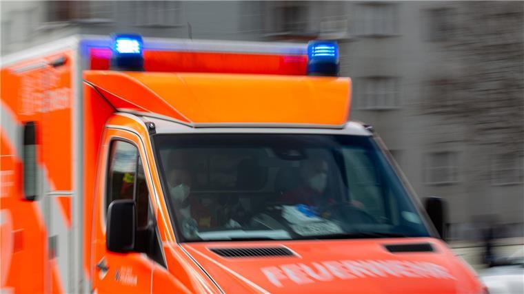 Schülerin wird durch explodierten Böller am Kopf verletzt Ein Rettungswagen der Feuerwehr fährt auf einer Straße.