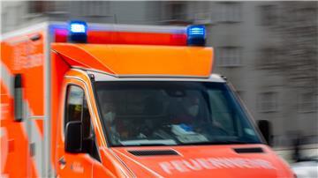 Ein Rettungswagen der Feuerwehr fährt auf einer Straße.