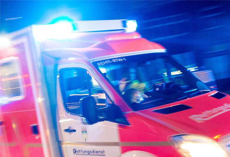 Verachtung für Lebensretter in Lehe: Drei Mädchen treten einfach so gegen einen Rettungswagen Ein Rettungswagen der Feuerwehr fährt mit Blaulicht durch eine Straße.