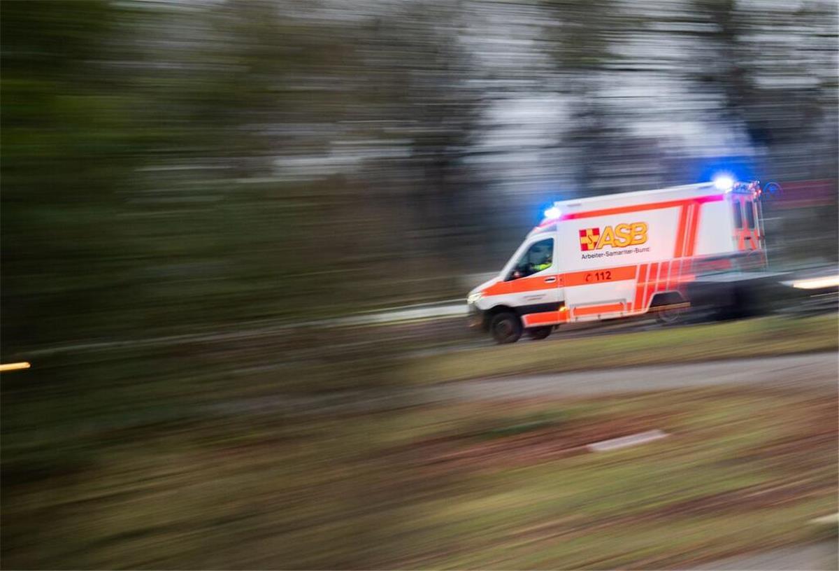 Ein Rettungswagen fährt mit Blaulicht durch die Innenstadt.
