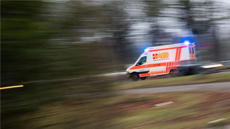Mehrere junge Menschen kollabieren bei Geburtstagsfeier Ein Rettungswagen fährt mit Blaulicht durch die Innenstadt.