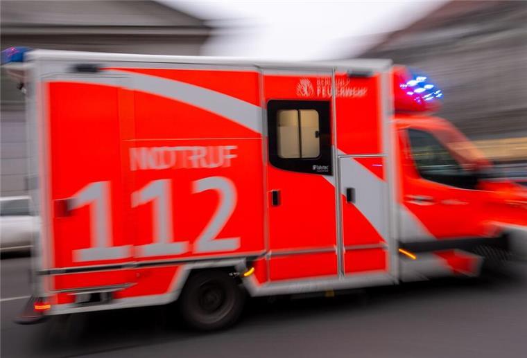 Ein Rettungswagen fährt mit Blaulicht zum Einsatz. In Bremerhaven musste die Besatzung eines Wagens am Dienstagabend einer Schwangeren helfen.