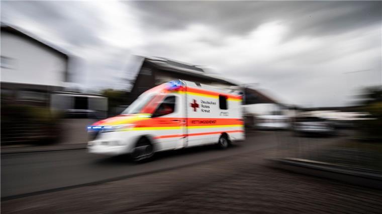 Ein Rettungswagen fährt über die Straße.