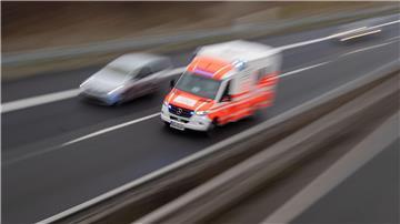 Ein Rettungswagen fährt über eine Autobahn.