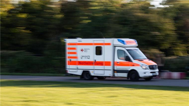 Liegeradfahrer wird bei Zusammenprall schwer verletzt Ein Rettungswagen fährt zu einem Einsatz.
