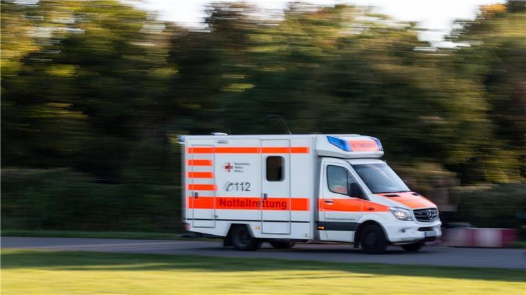 Vergiftungserscheinungen bei mehreren Senioren in Wohngruppe Ein Rettungswagen fährt zu einem Einsatz.