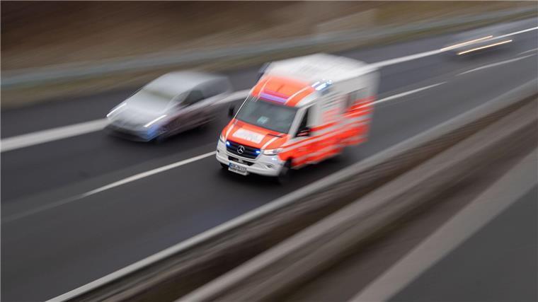 Auto überschlägt sich: 22-Jähriger schwer verletzt Ein Rettungswagen ist mit Blaulicht im Einsatz.