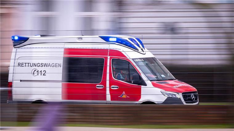 Ein Rettungswagen ist mit Blaulicht im Einsatz.