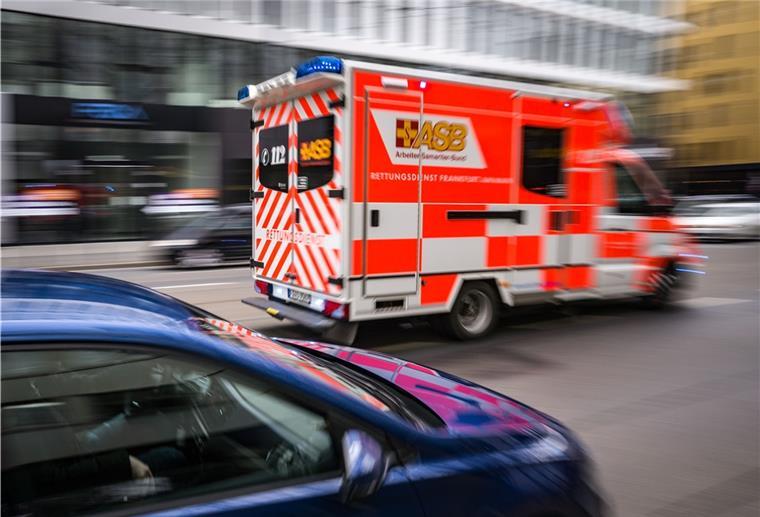 Ein Rettungswagen ist mit Blaulicht unterwegs. (Symbolbild)