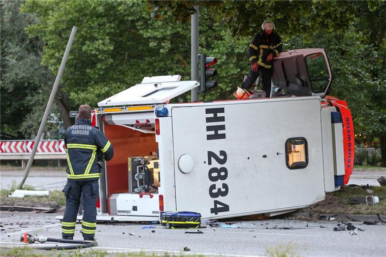 Rettungswagen mit Hochschwangeren in Hamburg umgekippt Ein Rettungswagen ist nahe des Stadtparks nach einem Unfall auf die Seite gekippt.