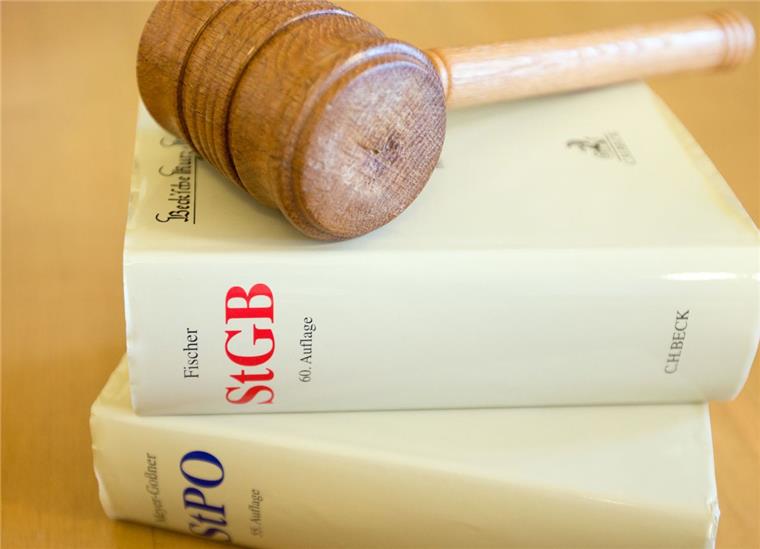 Prozess beginnt: Mann aus Wilstedt wird 21-facher Missbrauch vorgeworfen Ein Richterhammer, ein Strafgesetzbuch und eine Strafprozessordnung liegen in einem Gerichtssaal. Zumindest die Bücher kommen ab Montag in Zeven im Missbrauchsprozess gegen einen 51-jährigen Wilstedter zum Einsatz. Wann ein Urteil fällt, steht hingegen noch nicht fest.