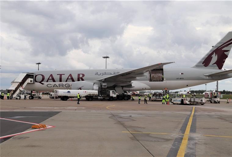 Ein Riesenflieger bringt Schutzkleidung nach Bremen – die Boeing 777 auf dem Rollfeld.