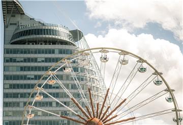 Ein Riesenrad steht vor dem Sail City in Bremerhaven.