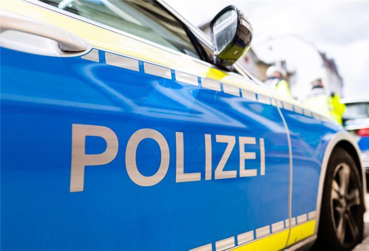 Bremerhaven: 14-jähriger Rollerfahrer erfasst Fußgängerin Zwei Einsatzfahrzeuge der Polizei stehen am Straßenrand