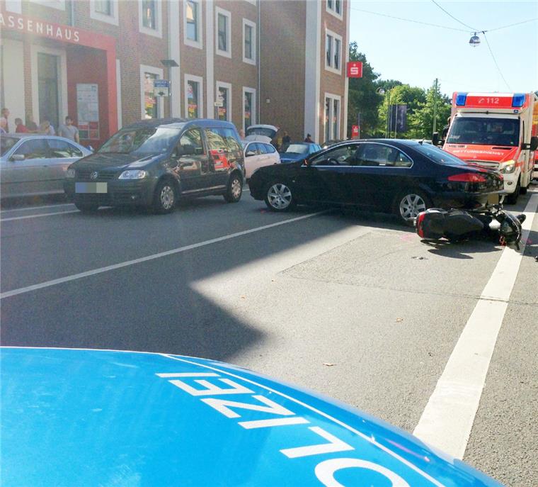 Beim Ausparken auf der Hafenstraße übersehen: Rollerfahrer wird schwer verletzt Ein Rollerfahrer ist am Mittwochvormittag bei einem Unfall auf der Hafenstraße schwer verletzt worden.