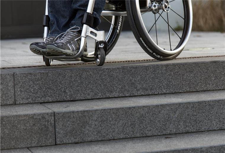 Rotenburg: Kommen Belange von Behinderten zu kurz? Ein Rollstuhlfahrer sitzt in seinem Rollstuhl an einer Treppe zu einem Rathaus. Während der Pandemie kam und kommt die Mobilität vieler Behinderter zum Erliegen, hieß es bei einer Sitzung des Behindertenbeirates am Donnerstagnachmittag im Kreishaus.