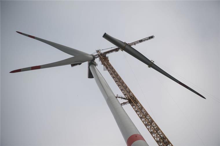Vier gigantische Windräder bei Sandbostel geplant Ein Rotorblatt wird an der Windkraftanlage von einem Kran hochgezogen. Zwischen Sandbostel und Bevern möchte ein Unternehmen vier jeweils 230 Meter hohe Windräder aufstellen. Noch steht eine Genehmigung aus.