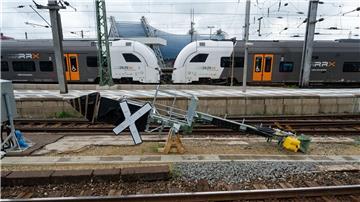 Ein RRX Zug der Deutschen Bahn fährt in den Kölner Hauptbahnhof ein.