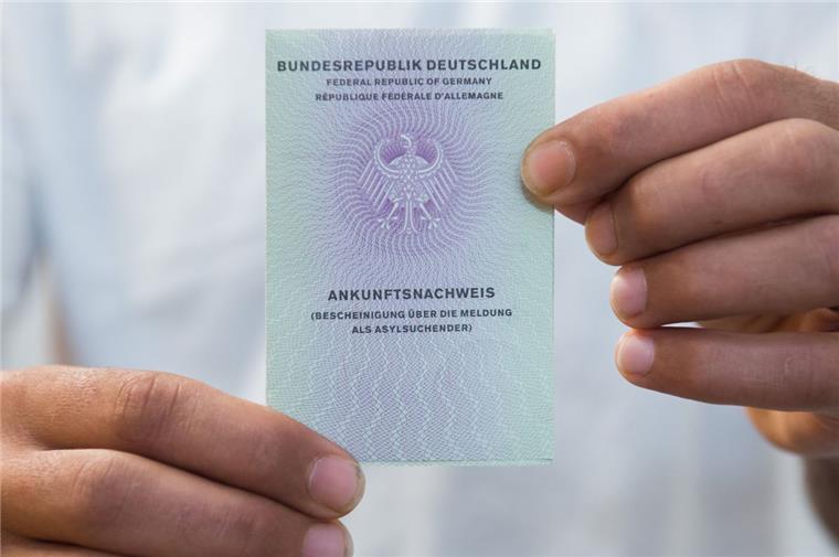 Ein Rucksacktourist aus China will Süddeutschland, Frankreich und Italien bereisen. Doch weil er aus Versehen ein falsches Formular unterschreibt, sitzt er tagelang im Münsterland fest: als Asylbewerber wider Willen.