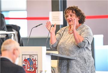 Ein Rücktritt könnte eine falsche Wirkung entfalten, meinte Dr. Susanne Gatti gestern in der Stadtverordnetenversammlung.