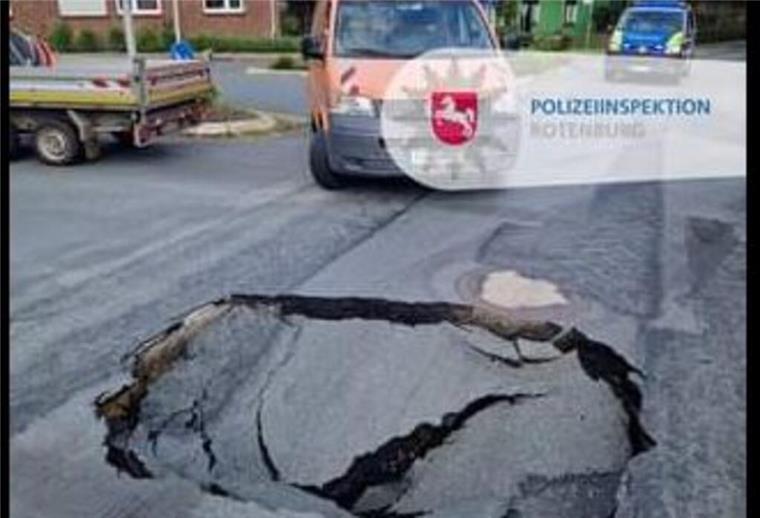 Ein rund ein Meter großes Loch klafft in der Fahrbahndecke der Ortsdurchfahrt Gyhum.