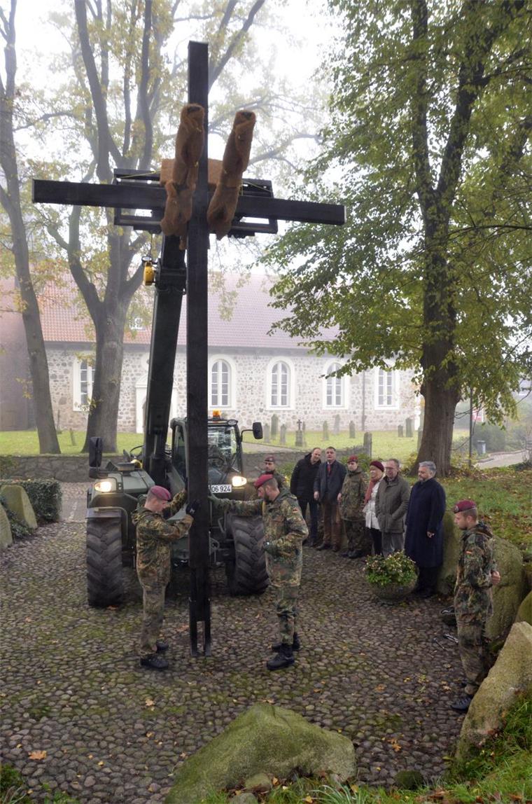 Seedorfer Fallschirmjäger bauen Holzkreuz für Selsinger Ehrenmal Ein rund sieben Meter hohes Holzkreuz ist am Freitag am Ehrenmal neben der Selsinger Kirche errichtet worden. Soldaten der 1. Kompanie der Kaserne Seedorf haben es in ihrer Freizeit gezimmert.